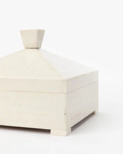 Ivory Lidded Box -Bloomingville Shop IvoryLiddedBox MDCR2774 IVR OS D2 T